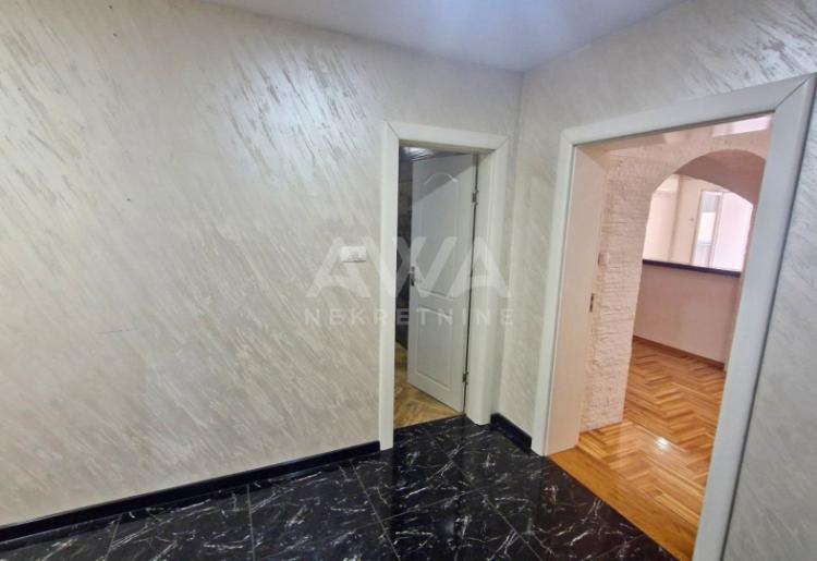 Kompletno sređen 3.5-soban stan na prodaju u Apatinu – 95 m², centar, velika terasa